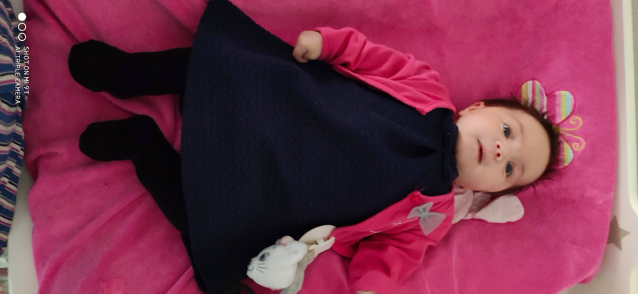Rosalya participe au concours pour gagner de l'argent avec cette photo : black_hair, cheek, child, finger, outerwear, person, pink, skin, textile, toddler