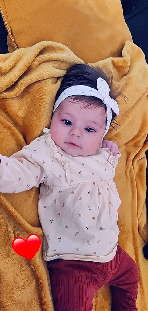 Jade participe au concours pour gagner de l'argent avec cette photo : baby, baby_toddler_clothing, cheek, child, chin, comfort, eye, human_body, linens, lip, mouth, organ, outerwear, pattern, person, pink, skin, sleeve, textile, toddler