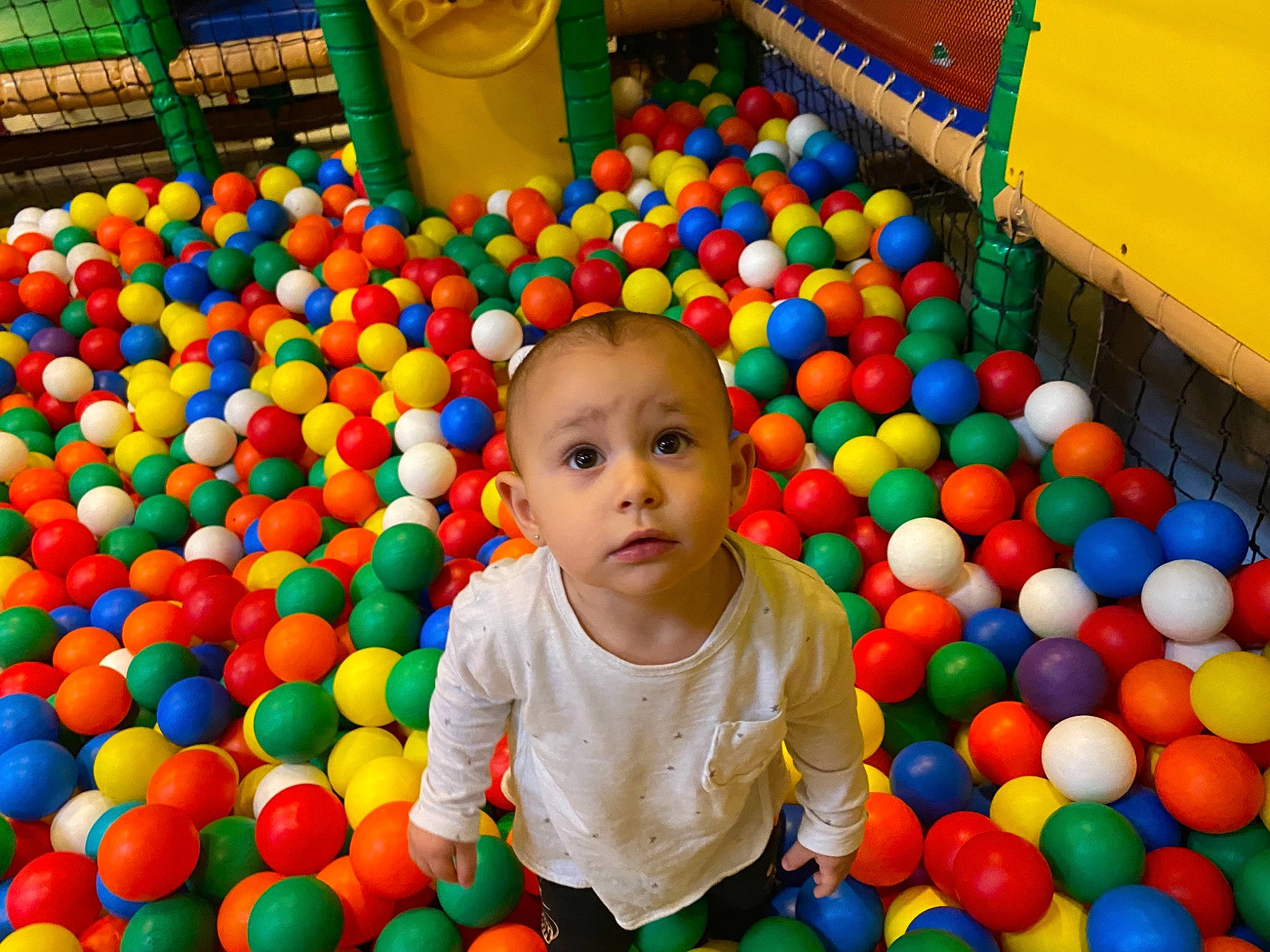 Lorena a rejoint le concours — aidez-le/la à gagner de superbes lots ! baby, baby_playing_with_toys, ball, ball_pit, child, fun, happy, human_settlement, leisure, organ, people, person, photograph, play, playground, product, recreation, snapshot, surprise, toddler