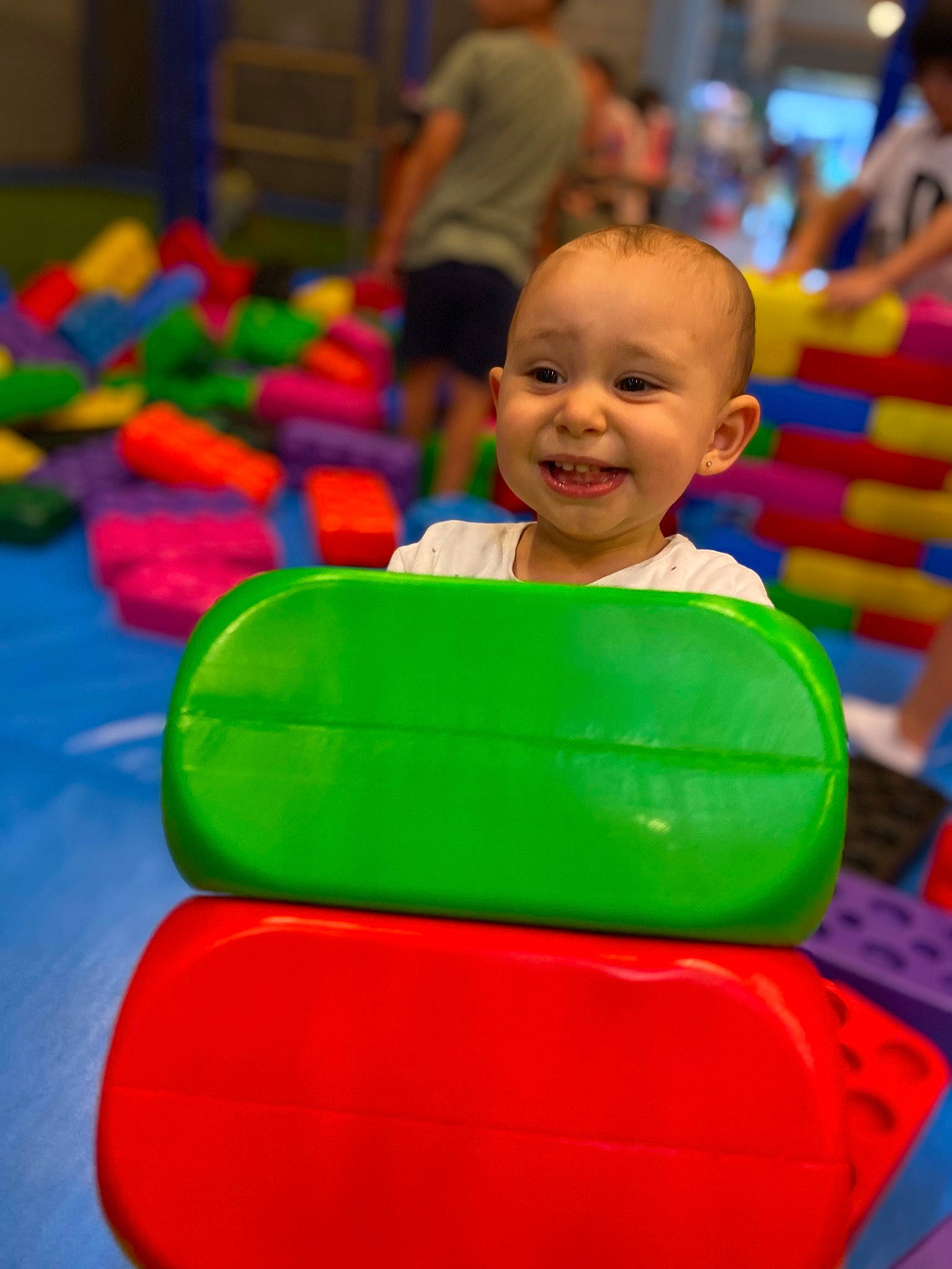 Lorena a rejoint le concours — aidez-le/la à gagner de superbes lots ! baby, baby_playing_with_toys, baby_products, baby_toys, child, event, facial_expression, fun, happy, inflatable, joy, kindergarten, laugh, leisure, person, plastic, play, recreation, red, sitting