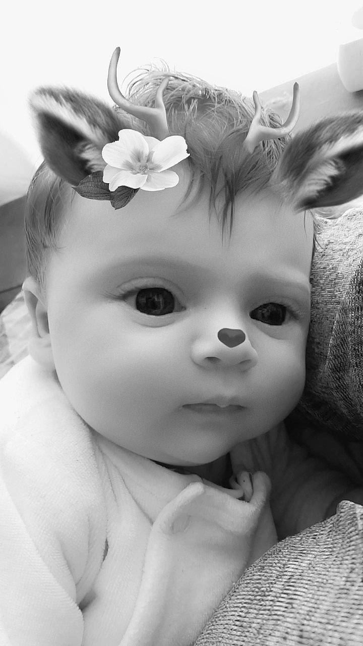 Tessa a rejoint le concours — aidez-le/la à gagner de superbes lots ! baby, black_and_white, cheek, child, ear, eye, face, hair_accessory, head, headpiece, iris, lip, monochrome, monochrome_photography, organ, person, photograph, photography, skin, toddler