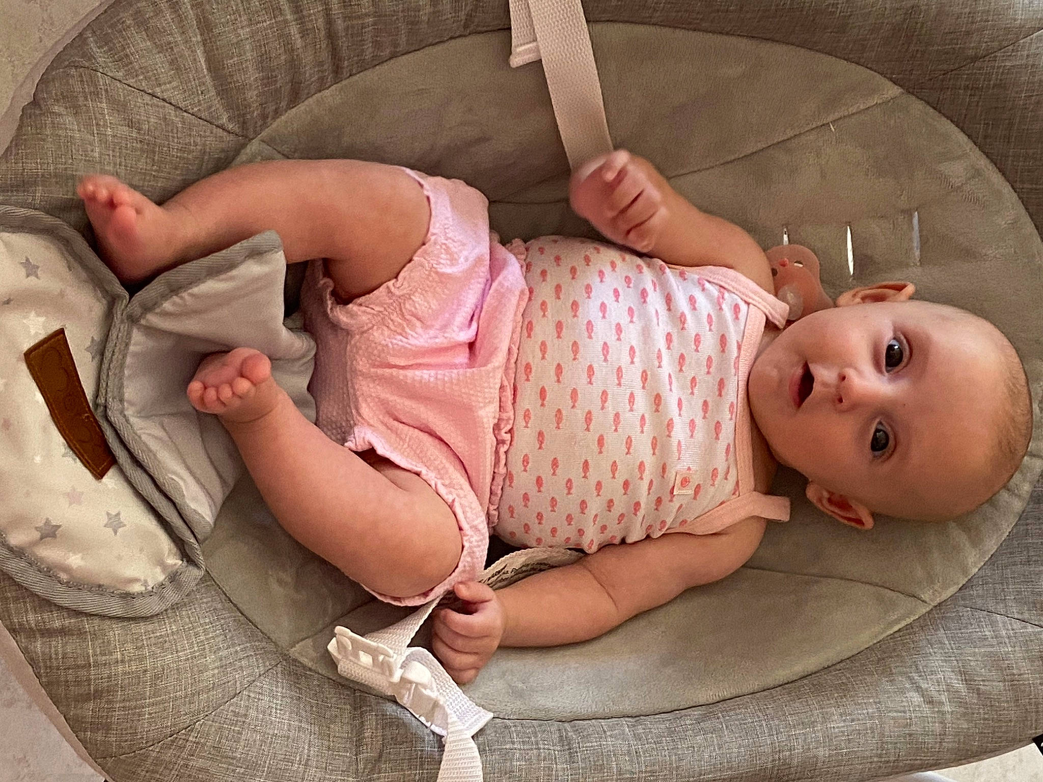 Elia a rejoint le concours — aidez-le/la à gagner de superbes lots ! arm, baby, baby_sleeping, baby_toddler_clothing, cheek, child, clothing, comfort, eye, facial_expression, finger, headgear, human_body, leg, mouth, organ, person, pink, product, skin