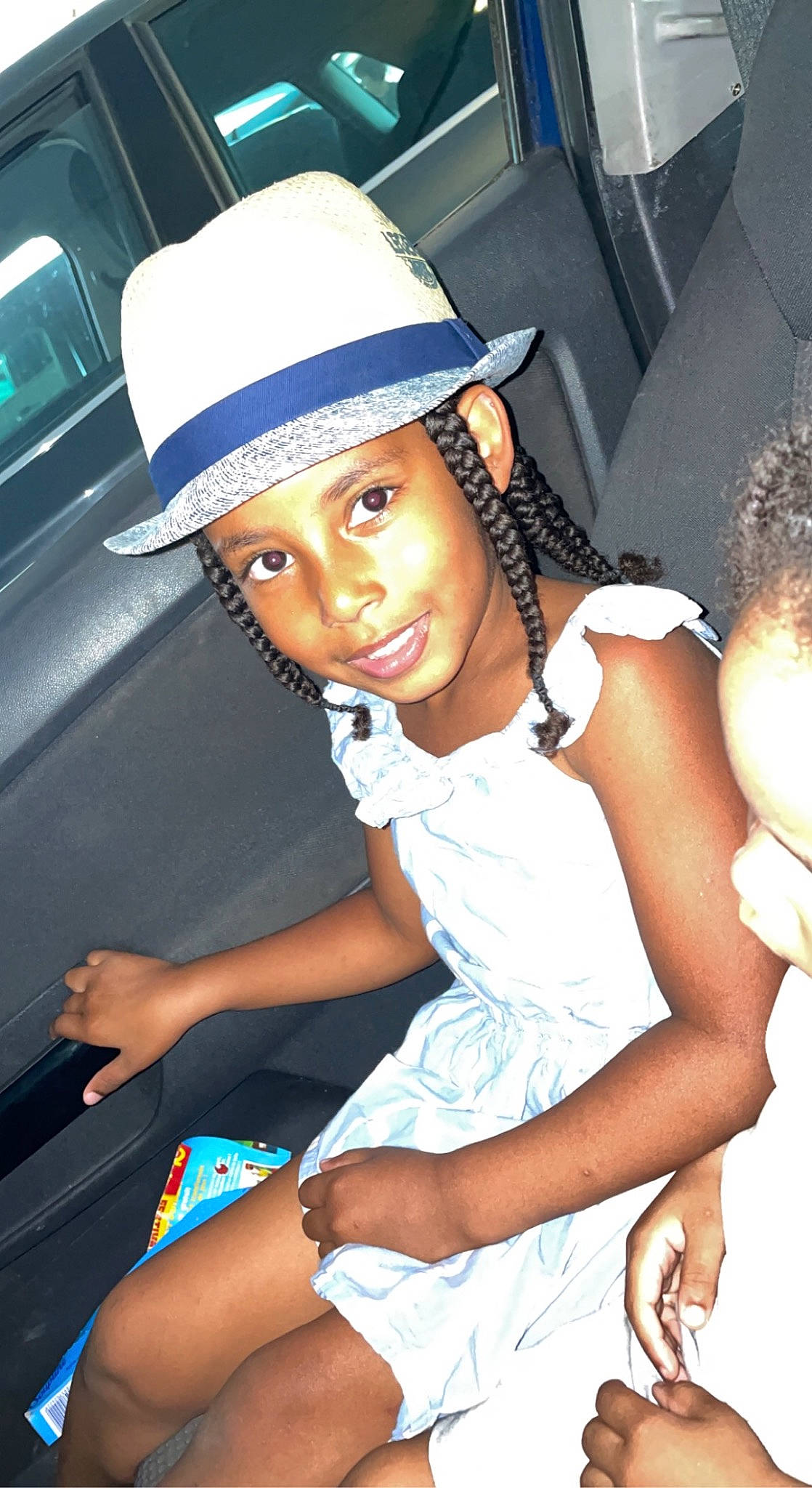 âliya a rejoint le concours — aidez-le/la à gagner de superbes lots ! automotive_design, automotive_exterior, black_hair, cap, cool, dress, flash_photography, fun, hairstyle, happy, hat, headwear, human_leg, leg, motor_vehicle, person, skin, smile, sun_hat, thigh