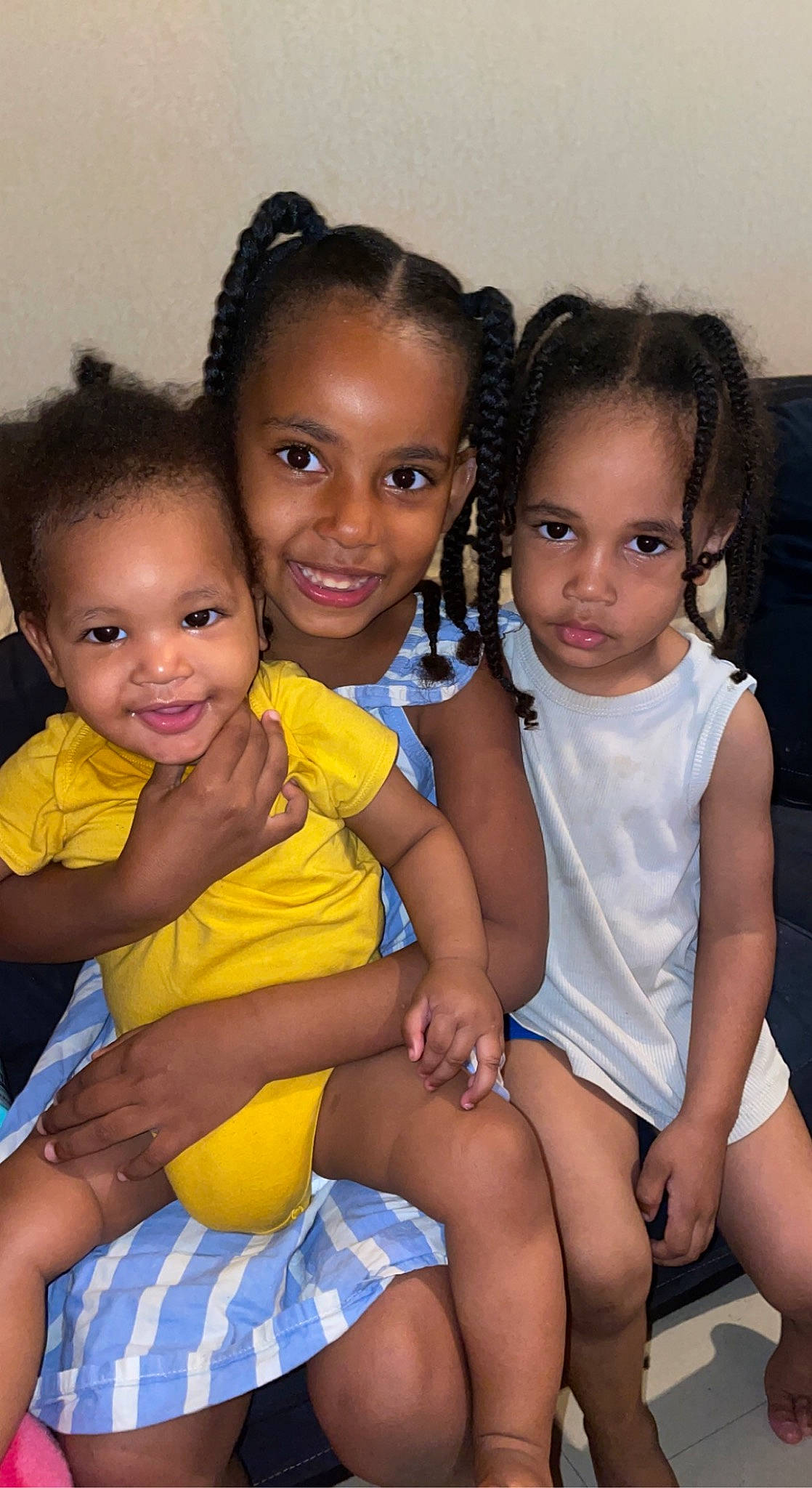 Wayss participe au concours pour gagner de l'argent avec cette photo : arm, baby_toddler_clothing, cheek, chin, dress, eye, face, facial_expression, finger, flash_photography, hair, hairstyle, hand, happy, head, iris, joy, leg, person, skin