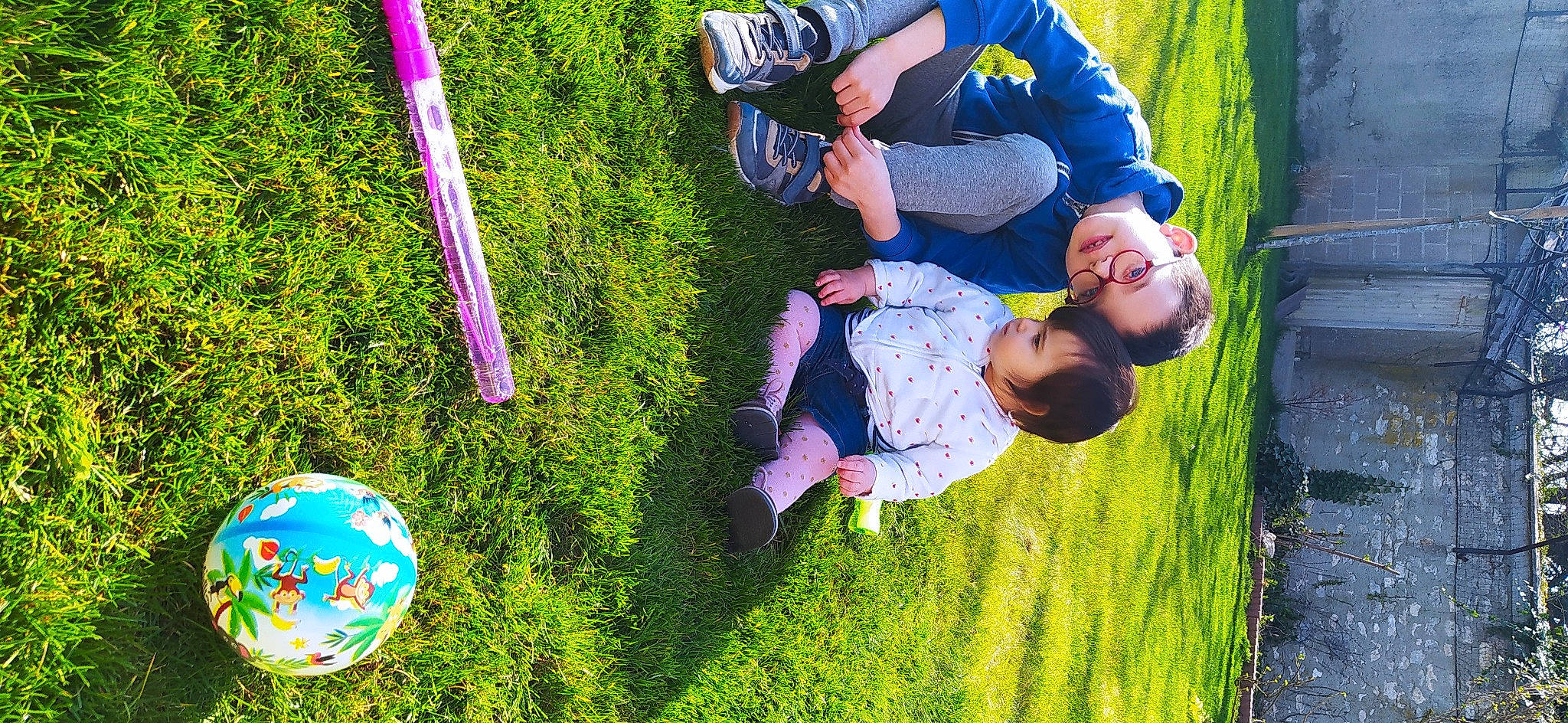 Anaël a rejoint le concours — aidez-le/la à gagner de superbes lots ! ball, child, electric_blue, fun, grass, grass_family, grassland, green, happy, lawn, leisure, people_in_nature, person, plant, recreation, smile, spring, sunglasses, t_shirt, toddler