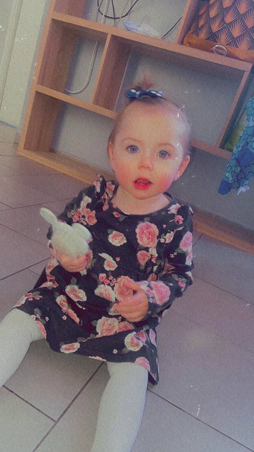 Chelsea a rejoint le concours — aidez-le/la à gagner de superbes lots ! baby_toddler_clothing, cheek, child, cool, eye, eyelash, glasses, hair, hairstyle, head, lip, nose, pattern, person, pink, skin, sleeve, sunglasses, thigh, toddler