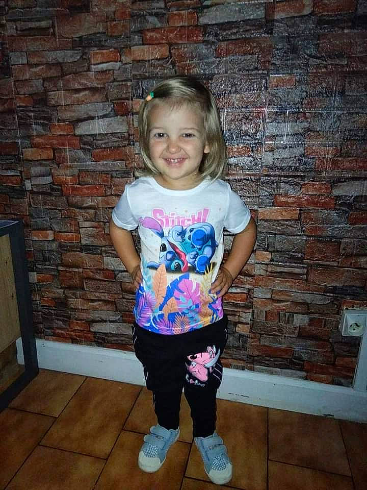 Kaliana a rejoint le concours — aidez-le/la à gagner de superbes lots ! baby_toddler_clothing, beauty, brick, electric_blue, eye, face, fun, happy, joy, magenta, pattern, person, pink, purple, sleeve, smile, standing, t_shirt, thigh, toddler