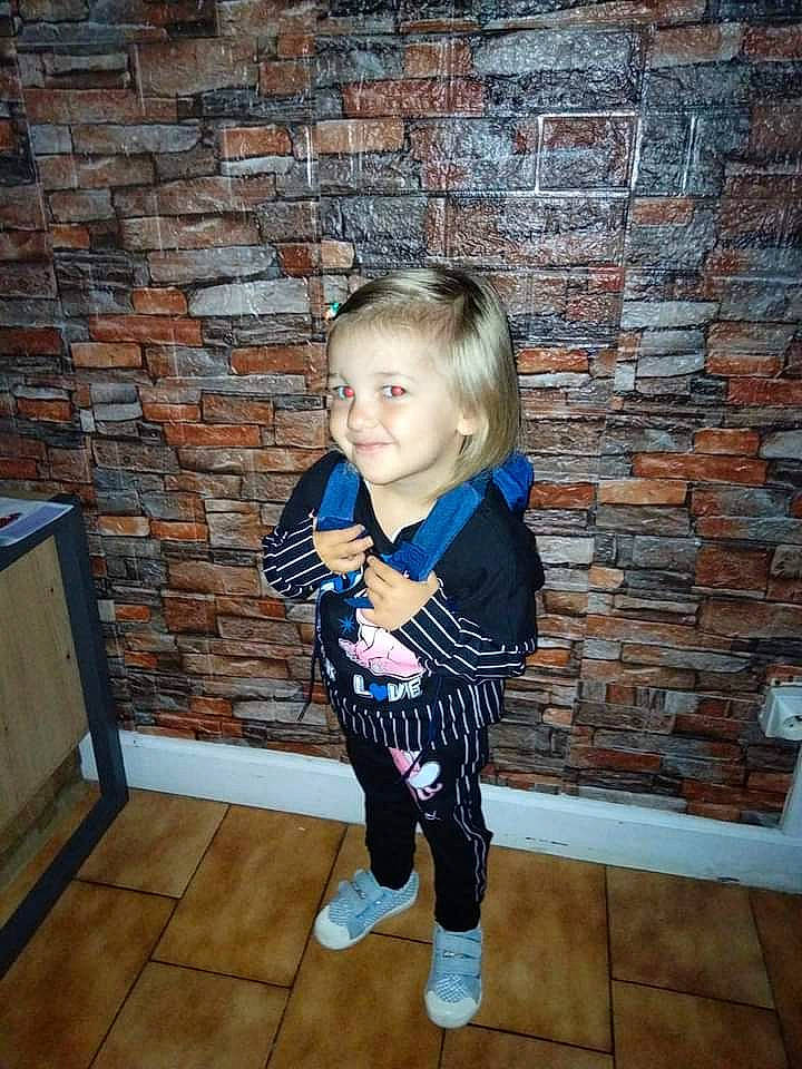 Kaliana a rejoint le concours — aidez-le/la à gagner de superbes lots ! baby_toddler_clothing, brick, brickwork, child, denim, electric_blue, eye, flash_photography, floor, flooring, fun, happy, hardwood, joy, pattern, person, purple, smile, standing, t_shirt