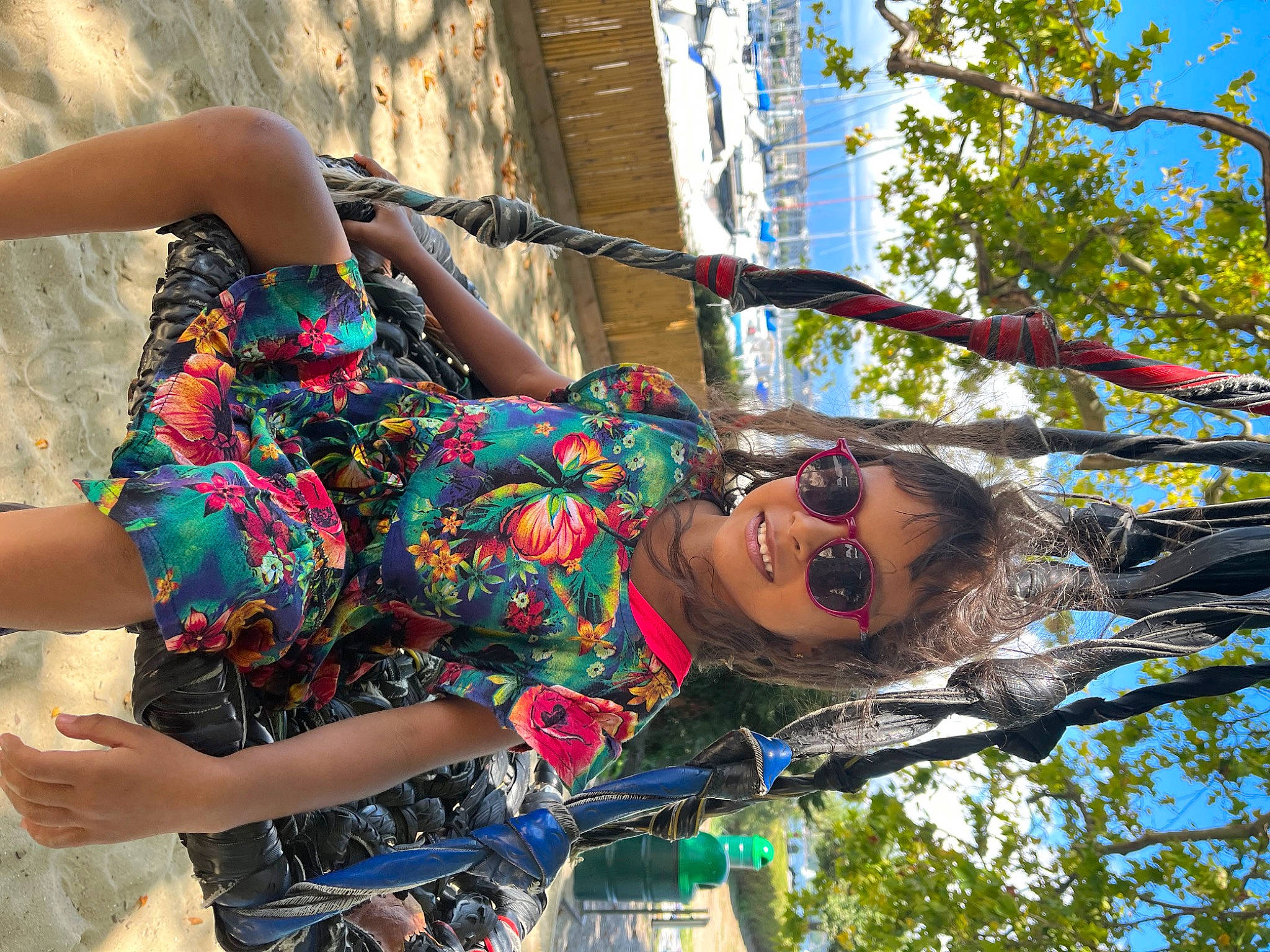 Jéléna a rejoint le concours — aidez-le/la à gagner de superbes lots ! beauty, child, day_dress, eyewear, fun, hairstyle, happy, human_leg, joy, leisure, pattern, people_in_nature, person, recreation, sandal, sky, spring, sunglasses, thigh, tree
