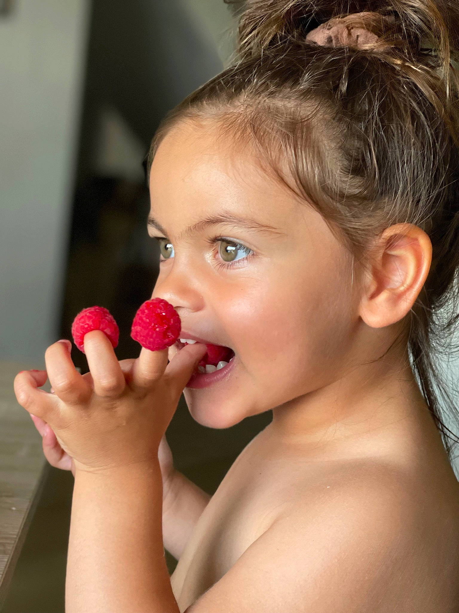 Thalia a rejoint le concours — aidez-le/la à gagner de superbes lots ! cheek, chest, child, chin, ear, eyebrow, eyelash, facial_expression, flash_photography, gesture, happy, human_body, lip, nail, nail_care, nail_polish, neck, nose, person, plant