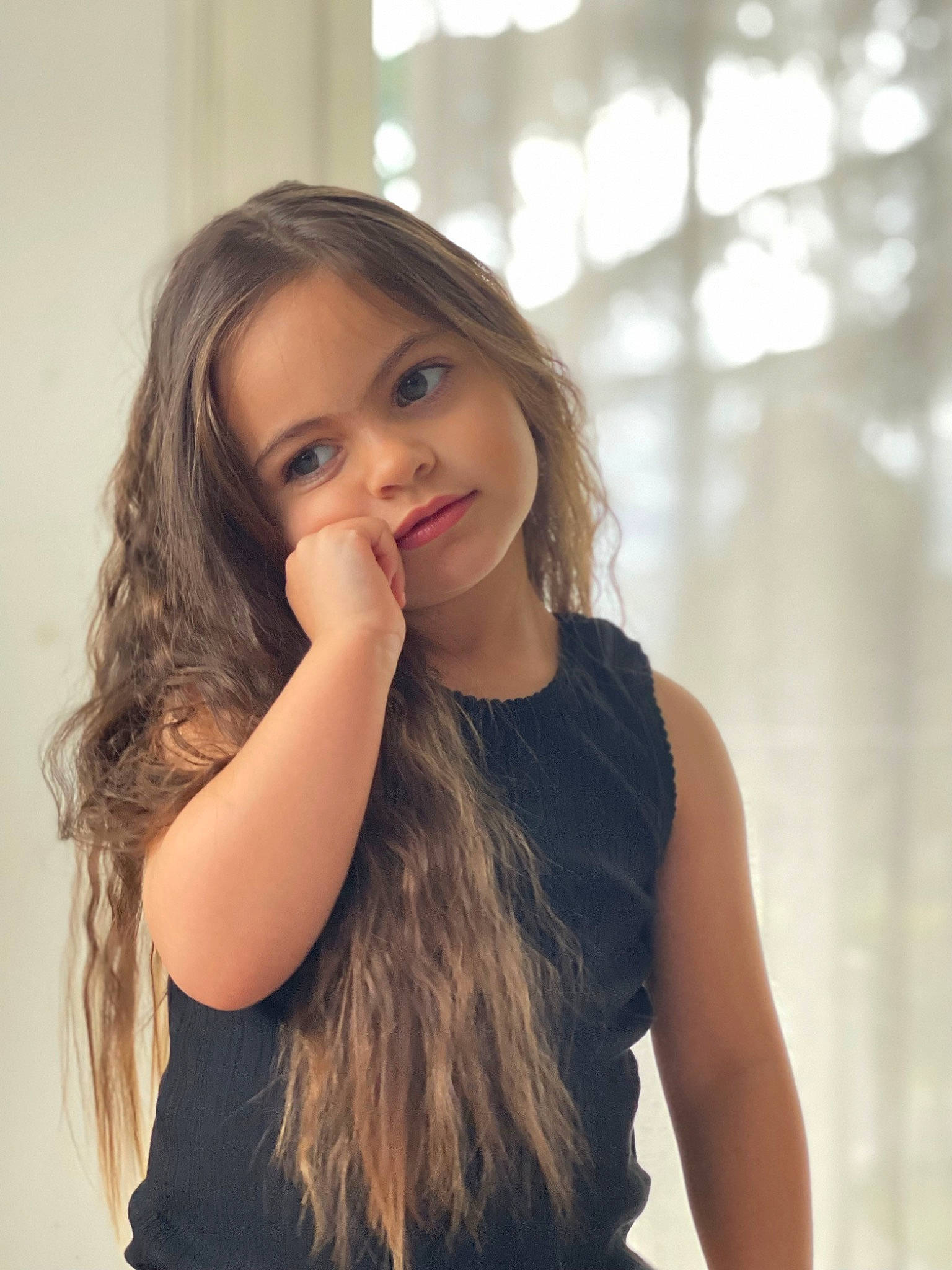 Thalia participe au concours pour gagner de l'argent avec cette photo : cheek, chin, elbow, eyebrow, eyelash, face, flash_photography, gesture, happy, iris, layered_hair, lip, person, skin, sleeve, sleeveless_shirt, smile, step_cutting, toddler, waist