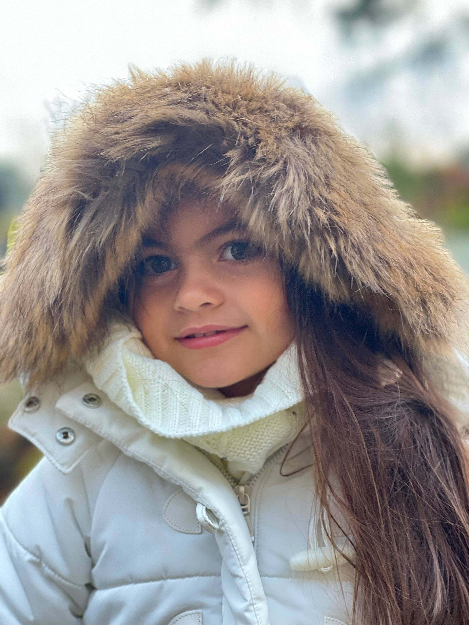 Thalia a rejoint le concours — aidez-le/la à gagner de superbes lots ! animal_product, beauty, close_up, eyelash, flash_photography, freezing, fur, fur_clothing, grass, happy, head, iris, jacket, joy, lip, natural_material, parka, person, smile, textile