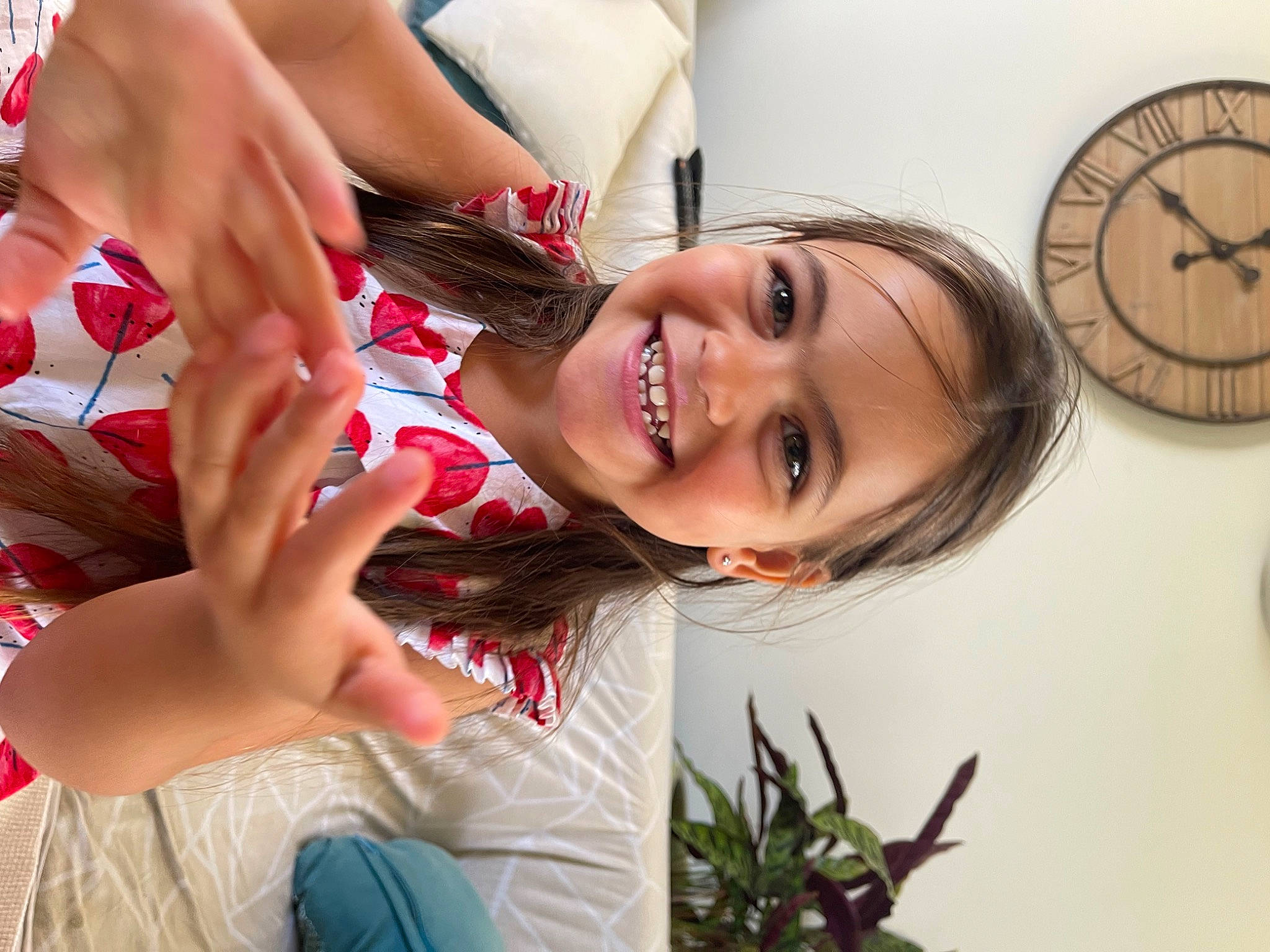 Thalia a rejoint le concours — aidez-le/la à gagner de superbes lots ! beauty, child, dress, event, eyewear, flash_photography, fun, gesture, happy, human_leg, joy, laugh, leisure, people_in_nature, person, plant, skin, smile, thigh, toddler