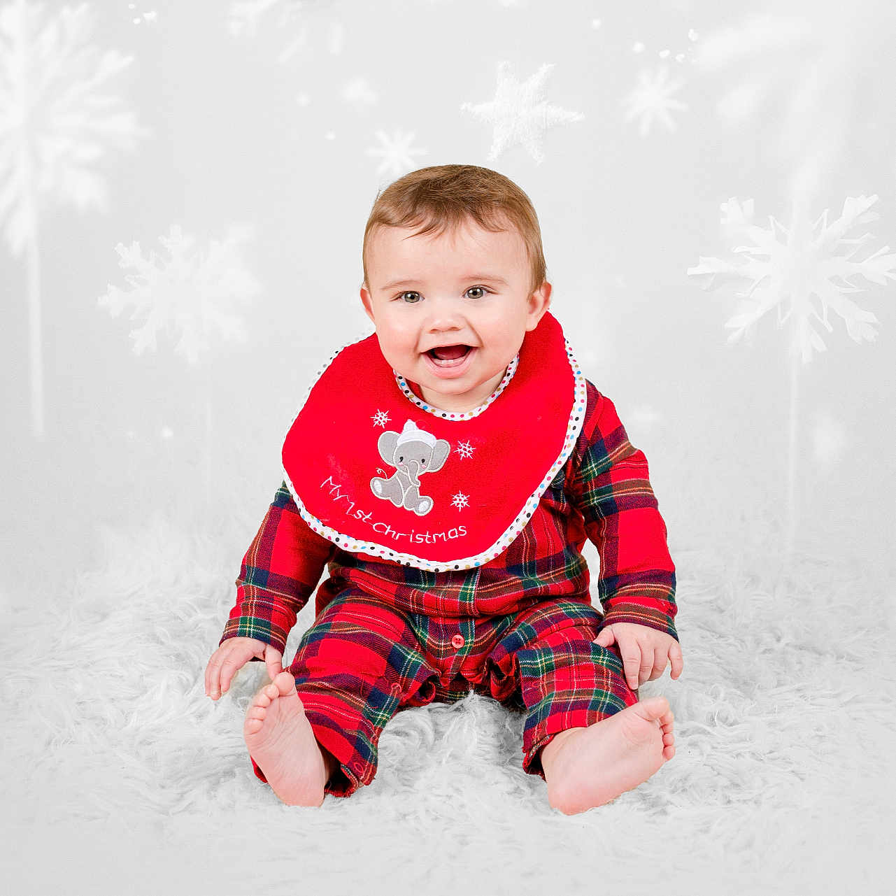 Roari is registered to the contest to win money with this photo: baby, babylaughing, bib, bodypart, clothing, crawling, face, finger, hand, happy, head, ice, nature, outdoors, person, photography, portrait, sitting, smile, snow