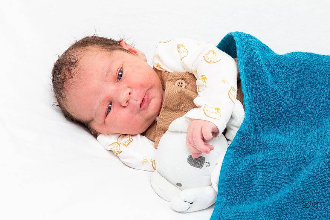 Jorrys participe au concours pour gagner de l'argent avec cette photo : baby, baby_products, baby_sleeping, baby_toddler_clothing, cheek, child, comfort, fashion_accessory, finger, hand, happy, linens, pattern, person, portrait_photography, sitting, skin, sleeve, toddler