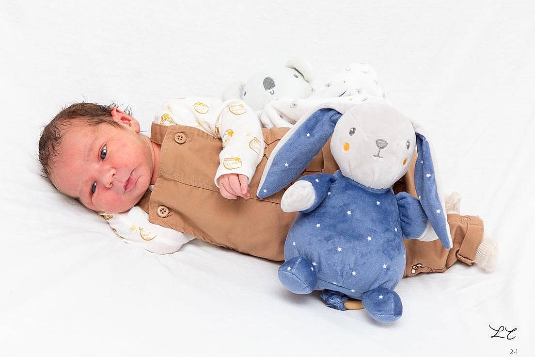 Jorrys participe au concours pour gagner de l'argent avec cette photo : baby, baby_products, baby_sleeping, baby_toddler_clothing, baby_toys, child, comfort, doll, happy, linens, mammal, pattern, person, plush, portrait_photography, sitting, sleeve, stuffed_toy, toddler, toy