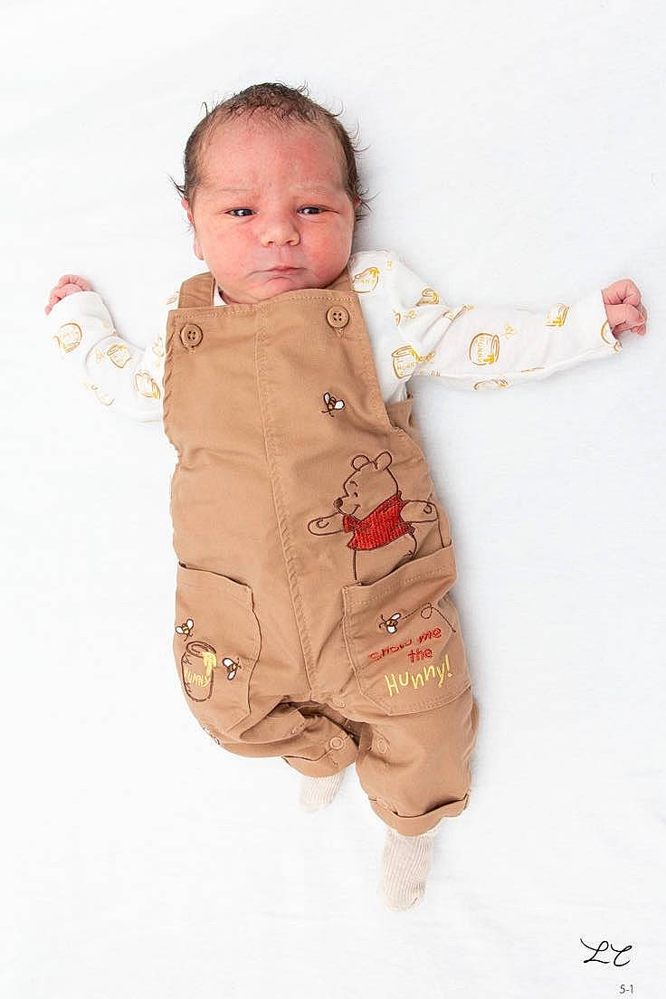 Jorrys participe au concours pour gagner de l'argent avec cette photo : abdomen, baby, baby_products, baby_toddler_clothing, baby_toys, cheek, child, eye, gesture, happy, human_body, neck, nose, pattern, peach, person, personal_protective_equipment, sleeve, stomach, thumb