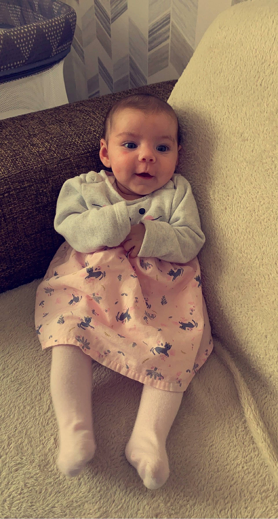 Ylionna a rejoint le concours — aidez-le/la à gagner de superbes lots ! baby, baby_toddler_clothing, cheek, collar, comfort, cool, couch, eye, face, finger, hand, head, iris, lip, neck, person, shoulder, skin, sleeve, textile