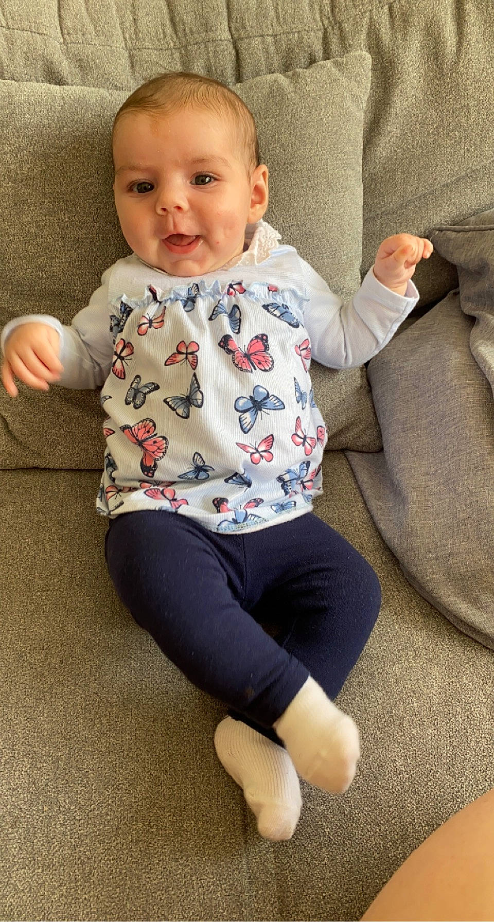 Ylionna a rejoint le concours — aidez-le/la à gagner de superbes lots ! arm, baby_toddler_clothing, cheek, chin, comfort, eye, face, hairstyle, head, human_body, joint, leg, lip, neck, organ, person, shoulder, skin, sleeve, standing