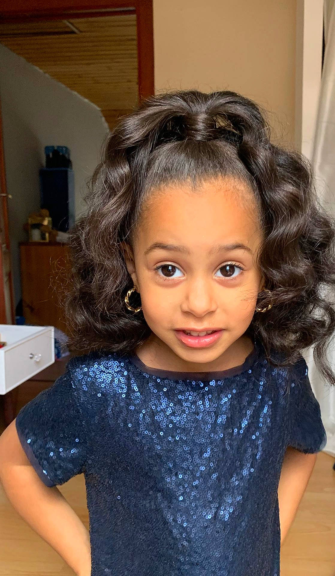 Wiame participe au concours pour gagner de l'argent avec cette photo : cheek, chin, eye, eyebrow, eyelash, face, forehead, hairstyle, head, iris, jaw, joint, lip, neck, nose, organ, person, shoulder, skin, sleeve