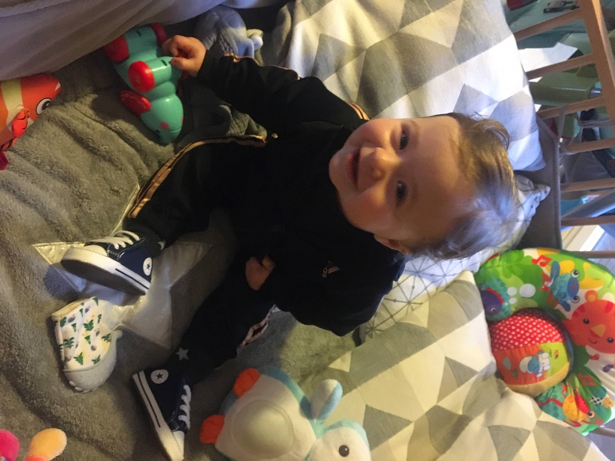 Naël a rejoint le concours — aidez-le/la à gagner de superbes lots ! baby, baby_products, baby_toddler_clothing, baby_toys, carmine, child, comfort, flooring, fun, leisure, mammal, person, play, product, room, snapshot, stuffed_toy, textile, toddler, toy