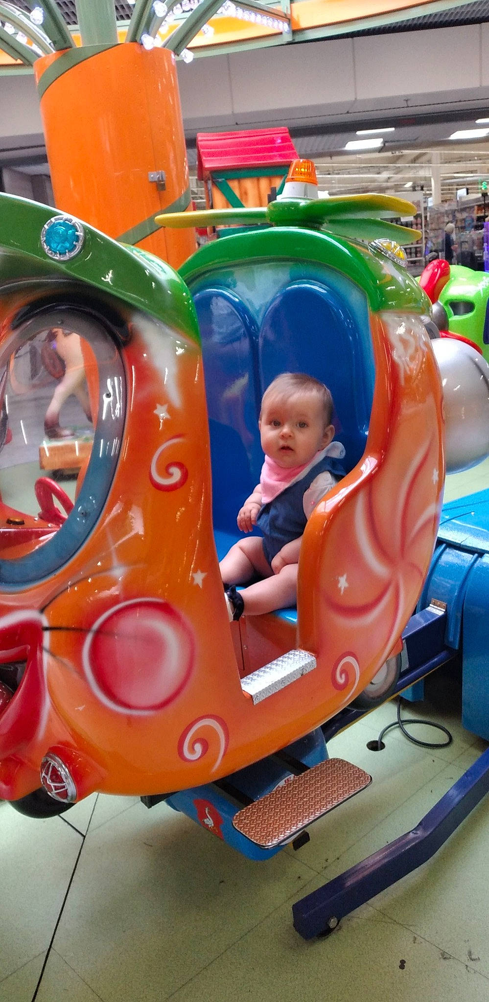 Sasha a rejoint le concours — aidez-le/la à gagner de superbes lots ! amusement_ride, automotive_design, automotive_exterior, baby, baby_products, bumper, child, fun, green, leisure, mode_of_transport, motor_vehicle, person, play, product, recreation, riding_toy, tire, toddler, vehicle