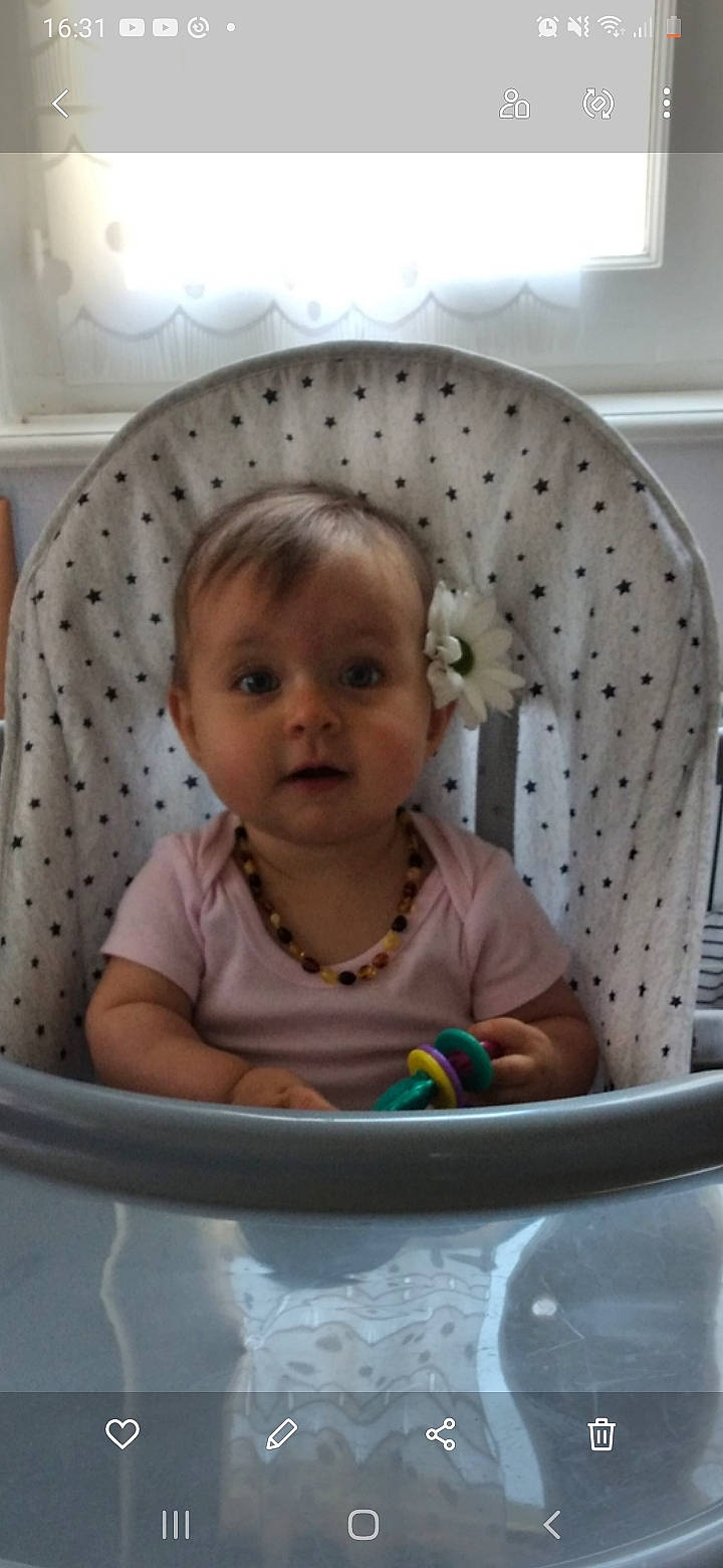 Sasha a rejoint le concours — aidez-le/la à gagner de superbes lots ! baby, baby_products, baby_safety, baby_toddler_clothing, cheek, child, circle, comfort, facial_expression, fun, hairstyle, happy, organ, pattern, person, product, sitting, sleeve, toddler