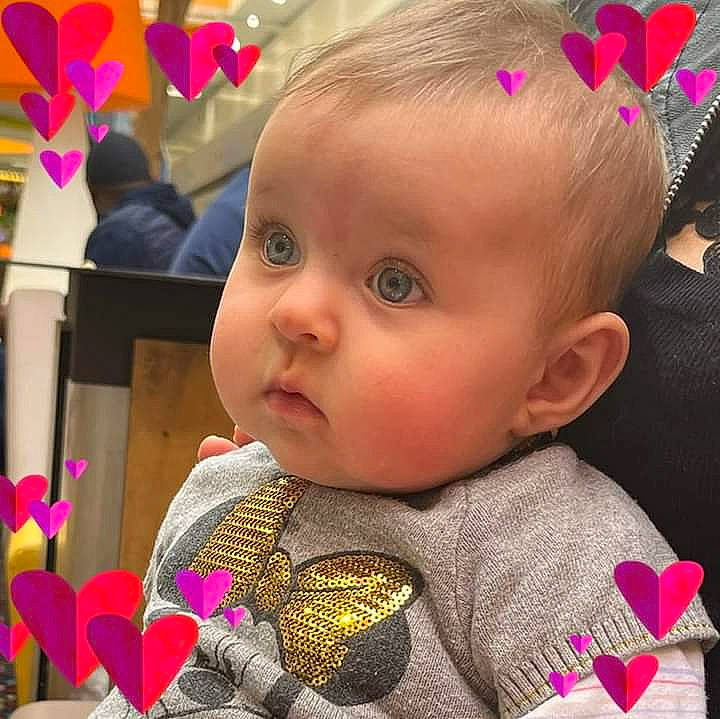 Sasha a rejoint le concours — aidez-le/la à gagner de superbes lots ! baby, cheek, ear, eye, eyelash, facial_expression, green, hairstyle, head, iris, leaf, lip, mammal, nose, organ, person, pink, product, skin, textile