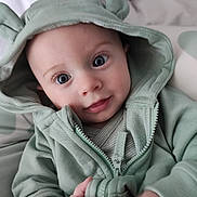 Soan participe au concours pour gagner de l'argent avec cette photo : baby, hoodie, green_clothing, child, cute, hands, face, eyes, infant, portrait, sitting, indoor, soft_light, casual_wear, young_child, hood, zipper, small_hands, cozy, expression
