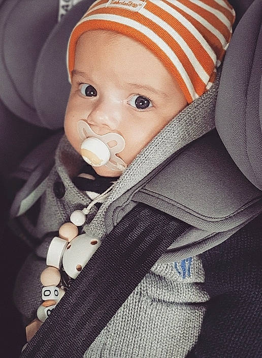 Leandro a rejoint le concours — aidez-le/la à gagner de superbes lots ! baby, baby_carriage, beige, cheek, child, head, headgear, person, product, smile, toddler