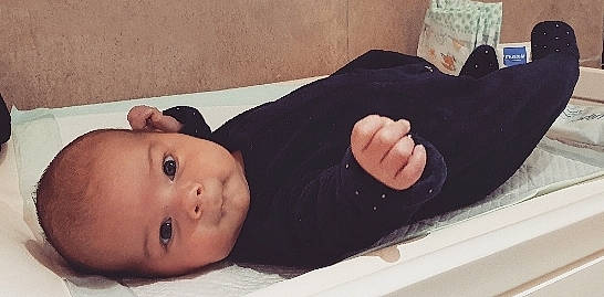 Leandro participe au concours pour gagner de l'argent avec cette photo : arm, baby, black_hair, child, finger, head, leg, mouth, neck, toddler