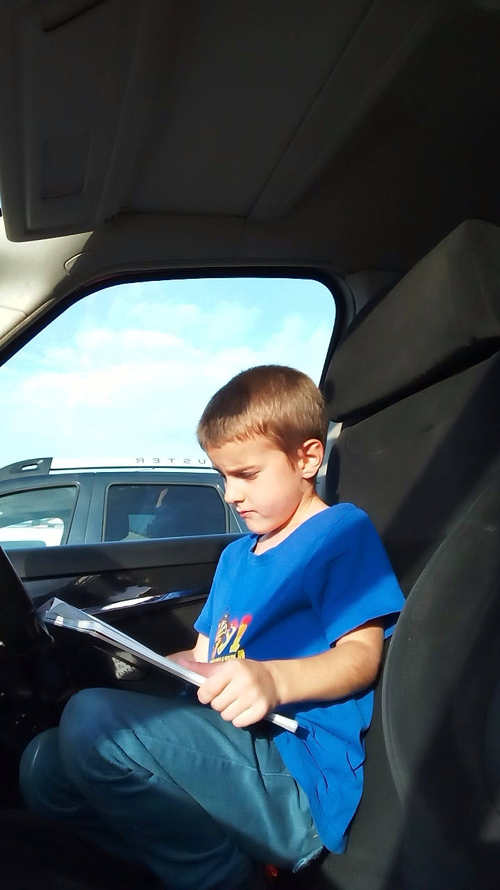 Kenzo a rejoint le concours — aidez-le/la à gagner de superbes lots ! auto_part, automotive_design, automotive_exterior, automotive_lighting, automotive_mirror, automotive_window_part, car, cloud, electric_blue, flash_photography, motor_vehicle, person, personal_luxury_car, sky, steering_part, steering_wheel, toddler, vehicle, vehicle_door, window