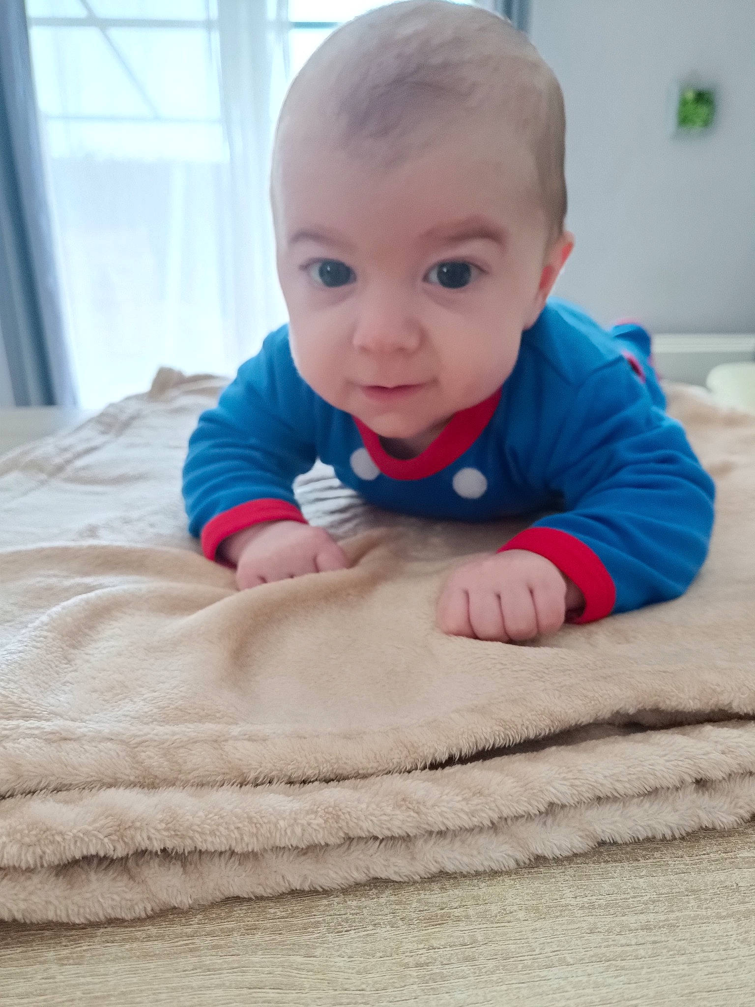 Kïnsley participe au concours pour gagner de l'argent avec cette photo : baby, baby_toddler_clothing, cheek, child, comfort, crawling, face, floor, flooring, fun, head, linens, pattern, person, sitting, skin, sleeve, smile, toddler, tummy_time