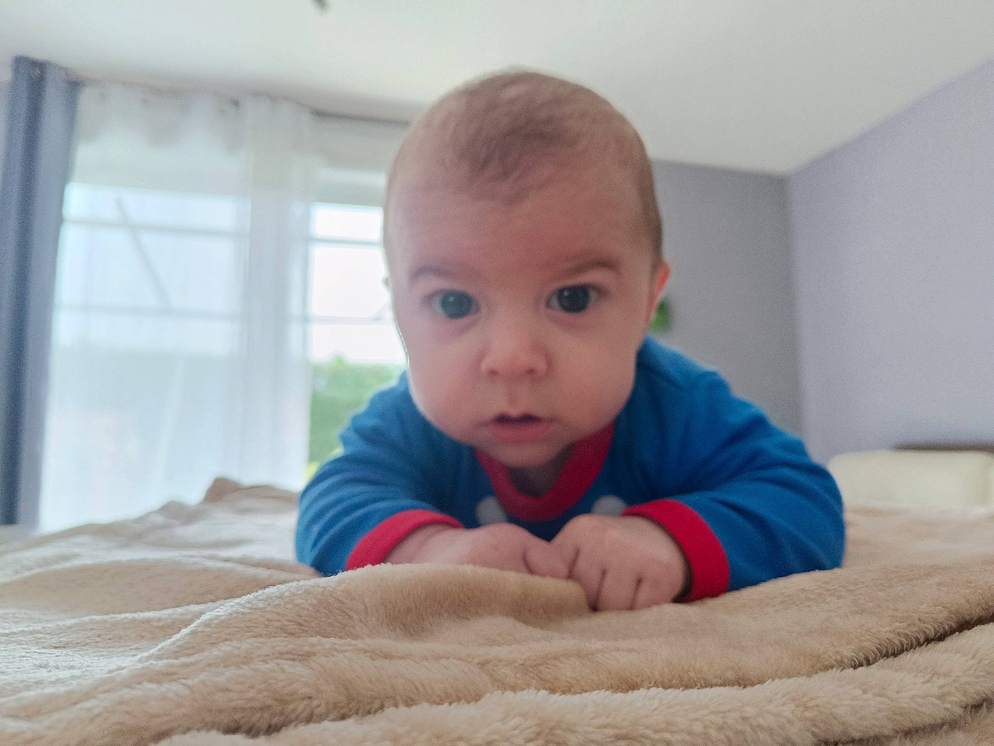 Kïnsley a rejoint le concours — aidez-le/la à gagner de superbes lots ! baby, baby_toddler_clothing, cheek, comfort, crawling, electric_blue, floor, flooring, fun, happy, linens, person, room, sitting, skin, sleeve, smile, surprise, toddler, tummy_time