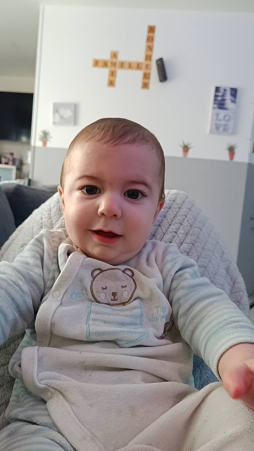 Kïnsley a rejoint le concours — aidez-le/la à gagner de superbes lots ! baby, baby_toddler_clothing, cheek, child, chin, comfort, cross, flooring, fun, happy, iris, mouth, nose, person, sitting, skin, sleeve, smile, t_shirt, toddler