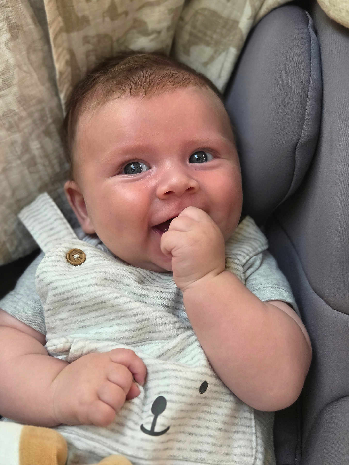 Shai participe au concours pour gagner de l'argent avec cette photo : baby, infant, smiling, hand, face, eyes, clothing, striped, bear_face, cushion, seat, cute, happy, chubby, skin, fingers, indoor, portrait, closeup, child
