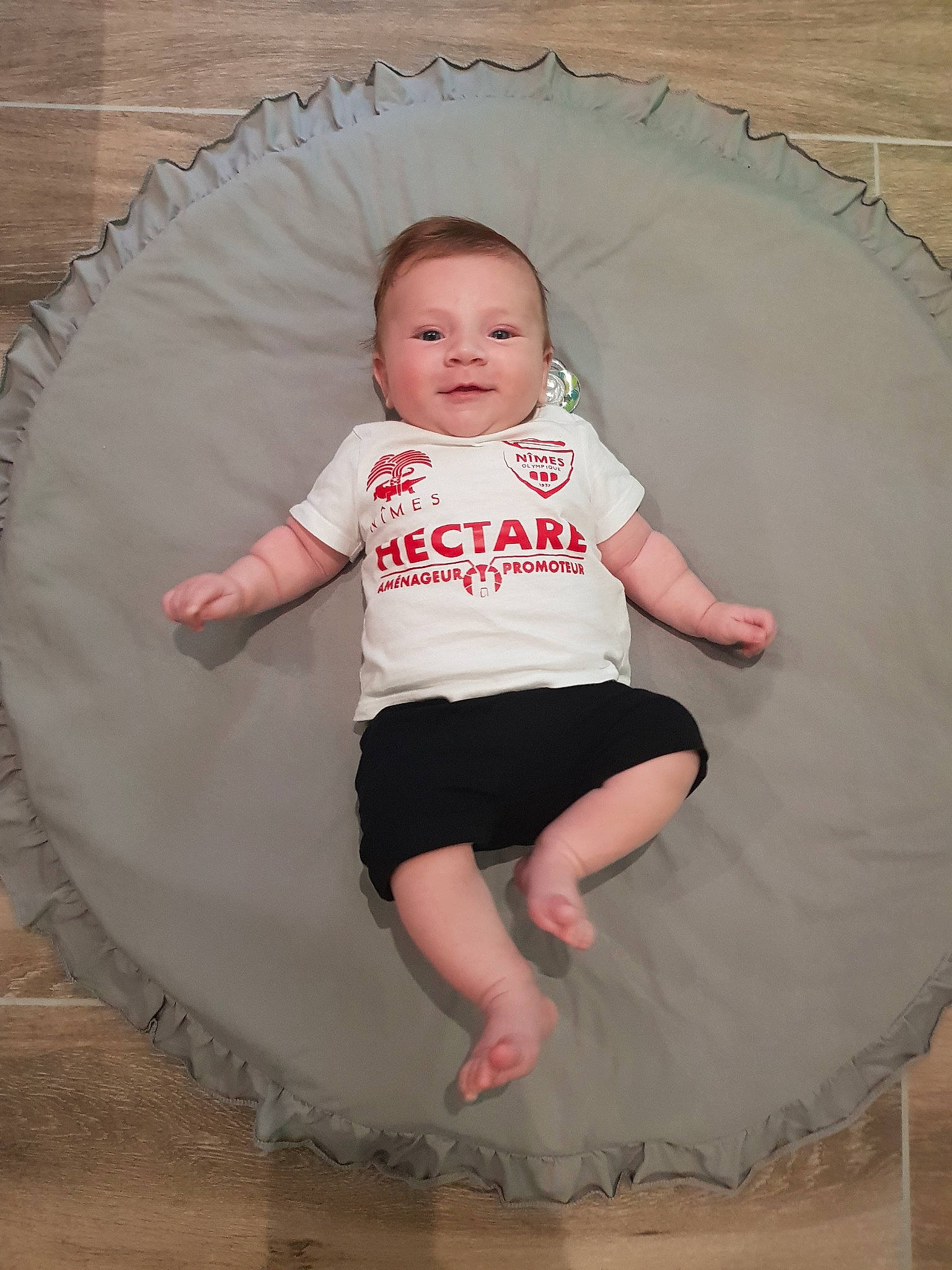 Stan participe au concours pour gagner de l'argent avec cette photo : baby, baby_products, baby_toddler_clothing, barefoot, child, person, product, toddler
