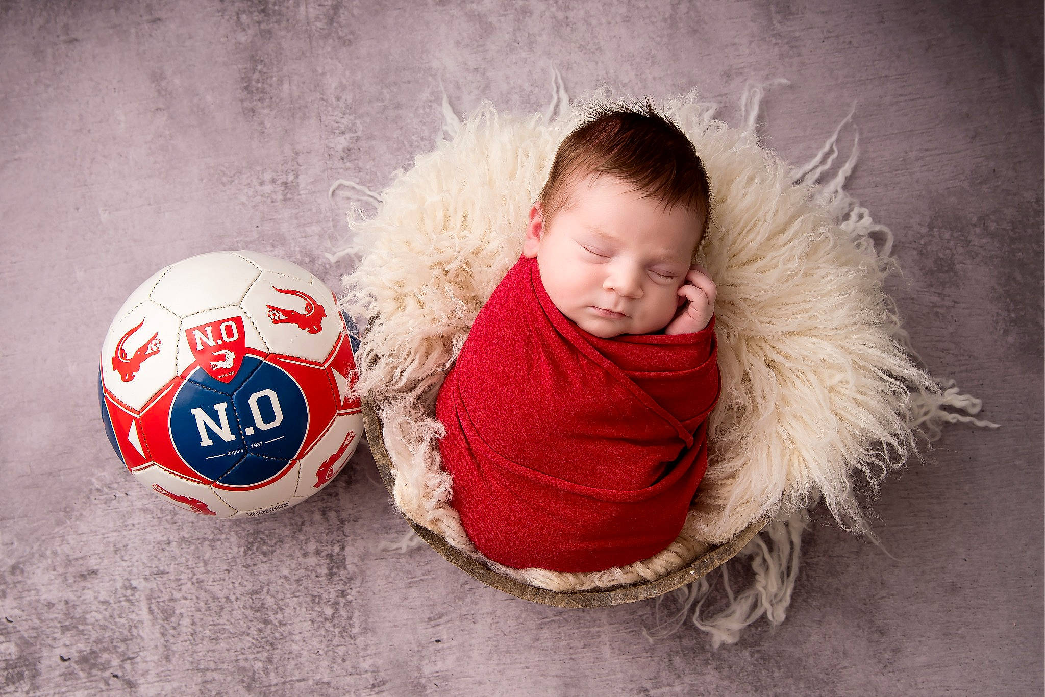 Stan participe au concours pour gagner de l'argent avec cette photo : baby, ball, child, person, photography, toddler