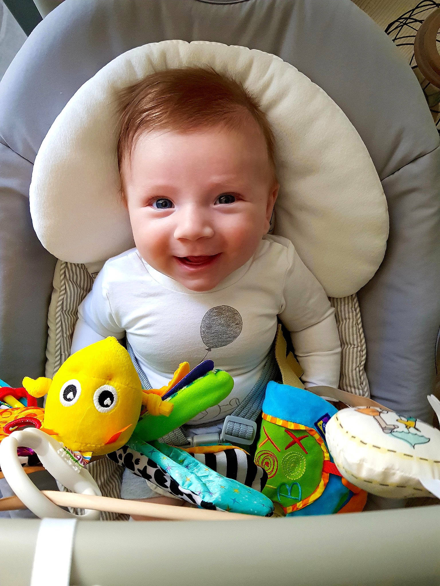 Stan participe au concours pour gagner de l'argent avec cette photo : baby, baby_products, baby_safety, baby_toddler_clothing, baby_toys, cheek, child, ear, face, head, person, play, product, skin, toddler, toy, yellow