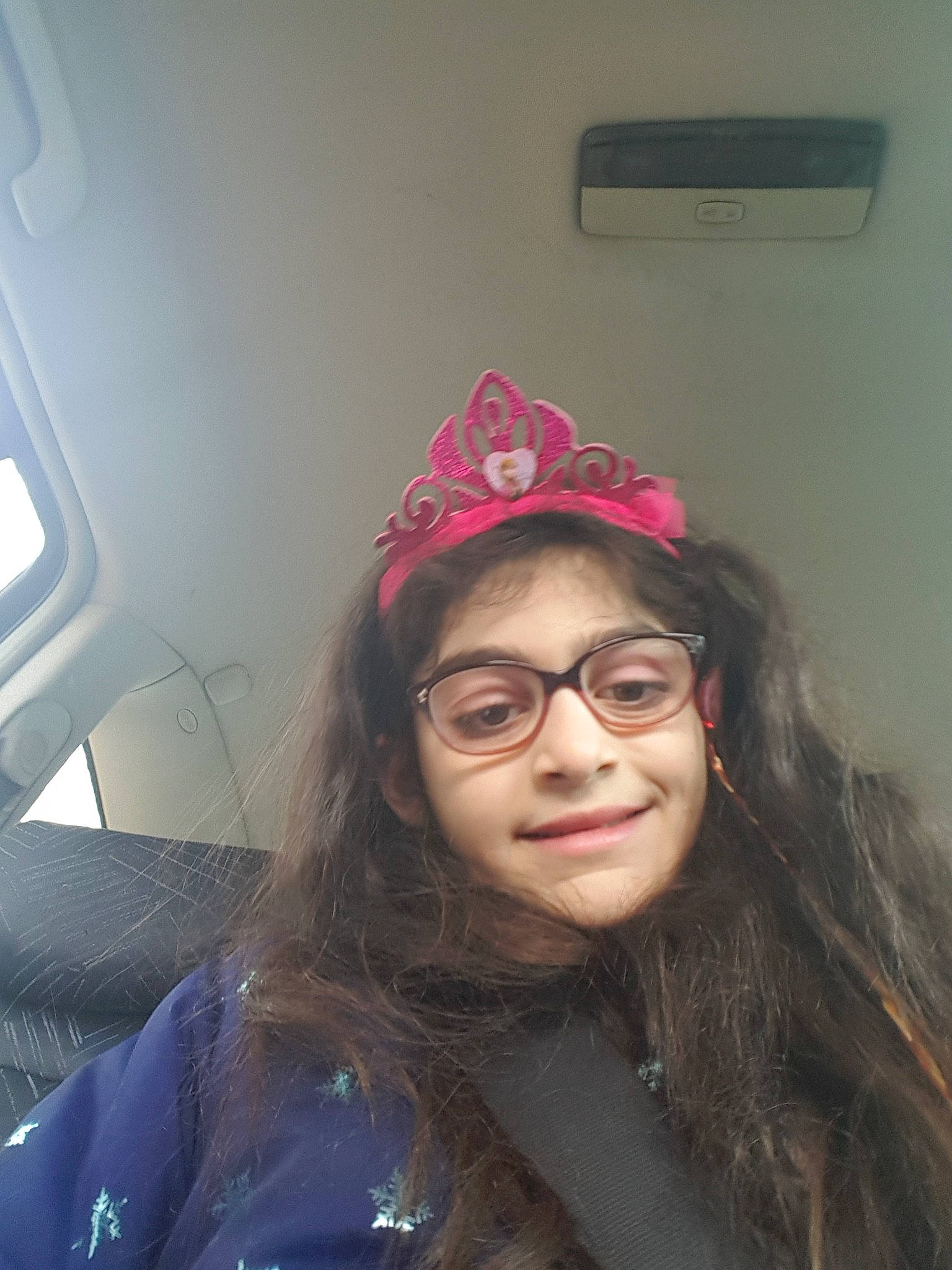 Julia participe au concours pour gagner de l'argent avec cette photo : black_hair, cool, eyebrow, eyewear, face, forehead, fun, glasses, hair, head, joy, lip, long_hair, magenta, mouth, nose, person, photography, pink, selfie