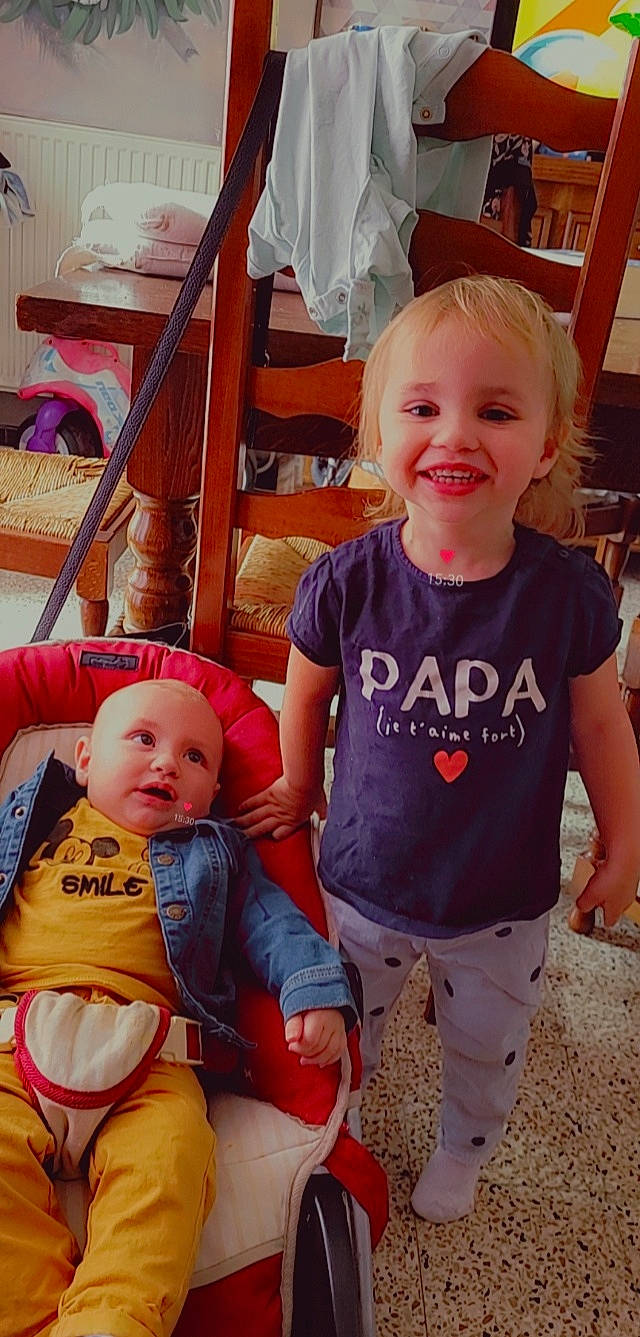 Zeliah a rejoint le concours — aidez-le/la à gagner de superbes lots ! baby, baby_toddler_clothing, chair, cheek, child, eye, fun, happy, joy, lap, leisure, people, person, photograph, sitting, skin, sleeve, smile, snapshot, t_shirt