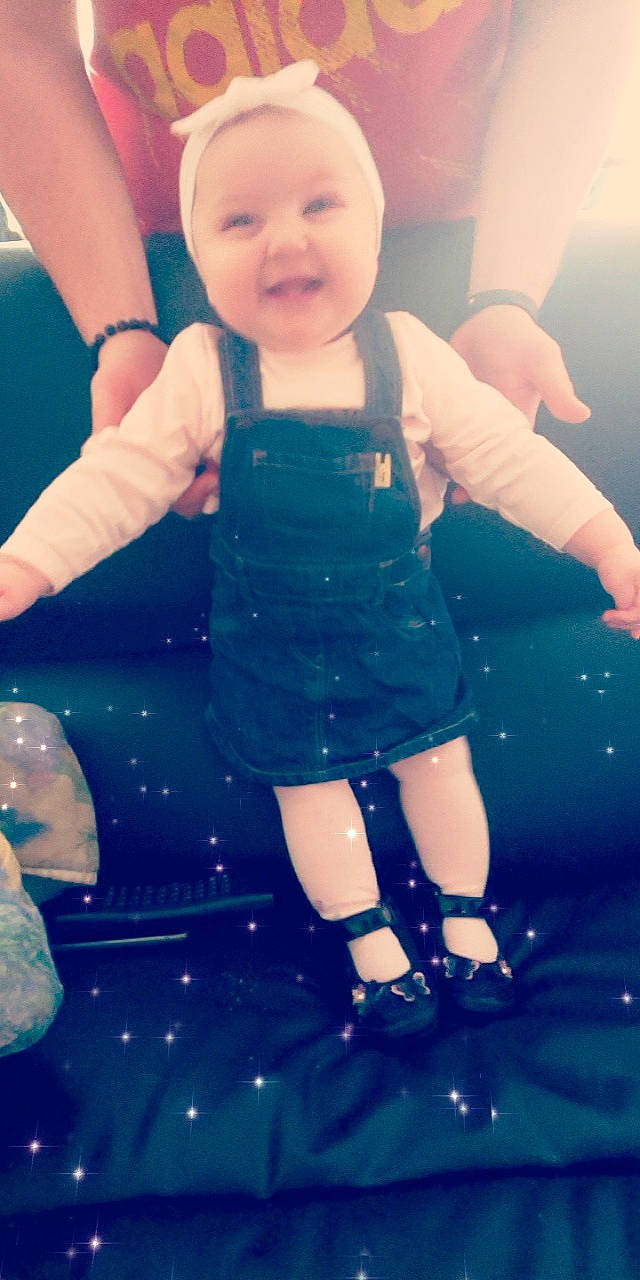 Tessa participe au concours pour gagner de l'argent avec cette photo : arm, baby, cheek, child, cool, facial_expression, fun, happy, leg, person, play, smile, thumb, toddler