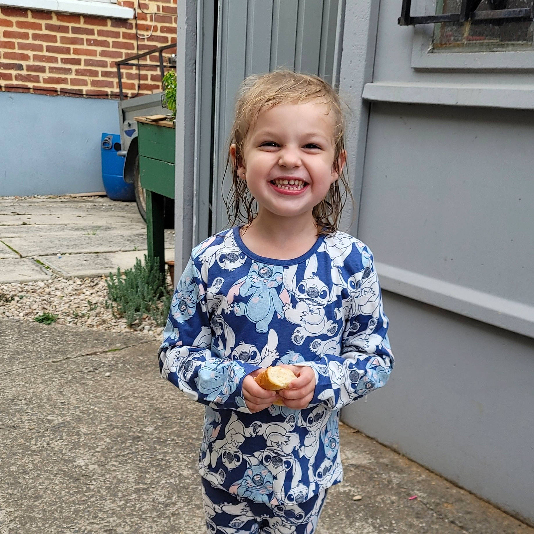 Tessa participe au concours pour gagner de l'argent avec cette photo : blue, child, denim, door, electric_blue, fun, grass, hair, happy, joy, leisure, pattern, people, person, public_space, sleeve, smile, standing, summer, t_shirt