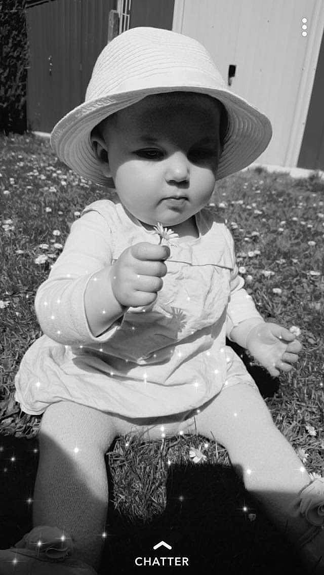 Tessa participe au concours pour gagner de l'argent avec cette photo : baby, black_and_white, child, cool, eye, fun, hat, headgear, monochrome, monochrome_photography, people, person, photograph, photography, play, smile, snapshot, standing, sun_hat, toddler