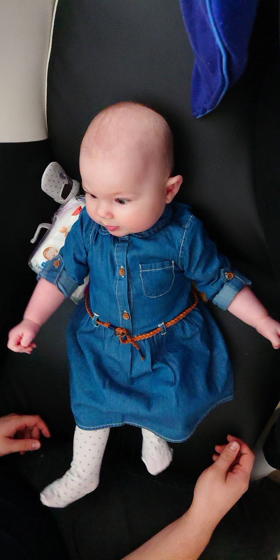 Tessa a rejoint le concours — aidez-le/la à gagner de superbes lots ! blue, child, eye, fun, girl, infant, person, product, sitting, skin, textile, toddler