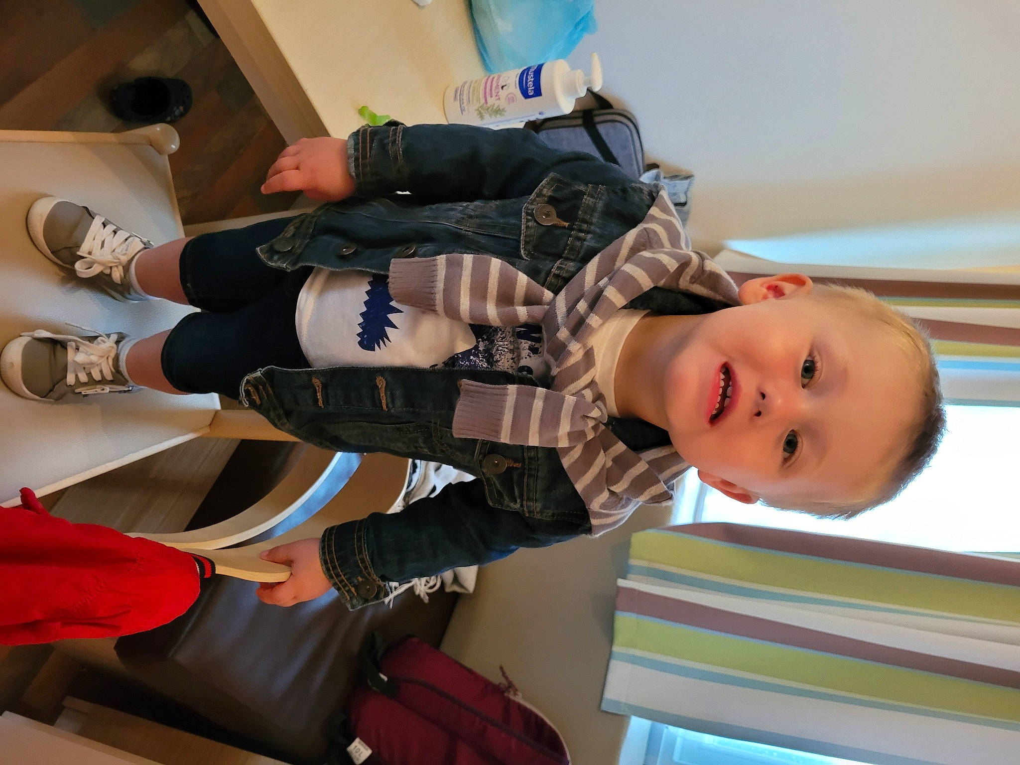 Lyno a rejoint le concours — aidez-le/la à gagner de superbes lots ! baby, baby_products, baby_toddler_clothing, beauty, child, comfort, fun, human_leg, joint, knee, luggage_and_bags, pattern, person, room, sleeve, smile, street_fashion, thigh, toddler, wrist