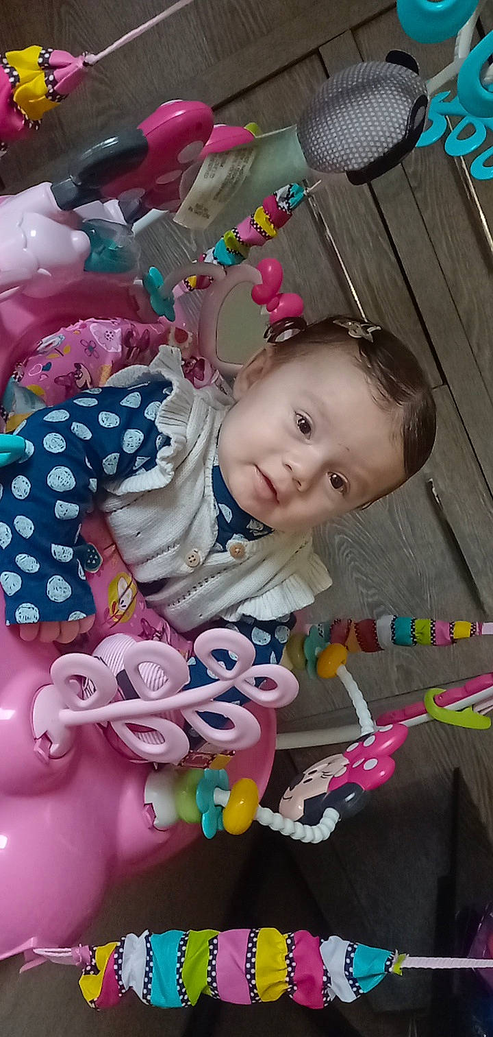 Naëlya participe au concours pour gagner de l'argent avec cette photo : baby, baby_products, baby_toddler_clothing, baby_toys, cheek, child, event, fun, happy, iris, magenta, pattern, person, pink, play, sitting, smile, textile, toddler, toy