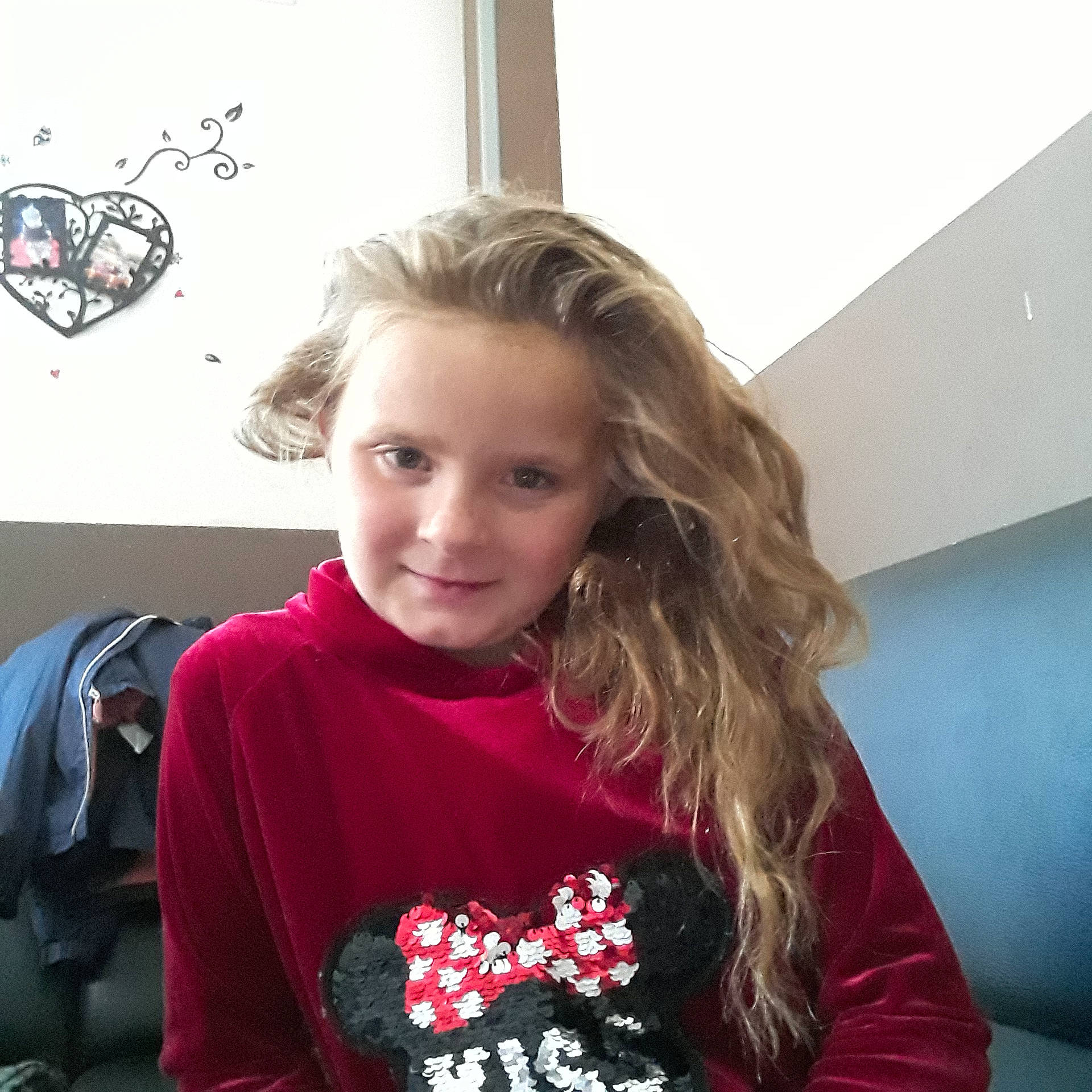 Tahinis participe au concours pour gagner de l'argent avec cette photo : blond, brown_hair, child, child_model, hair, hair_coloring, hairstyle, joy, long_hair, person, smile, t_shirt