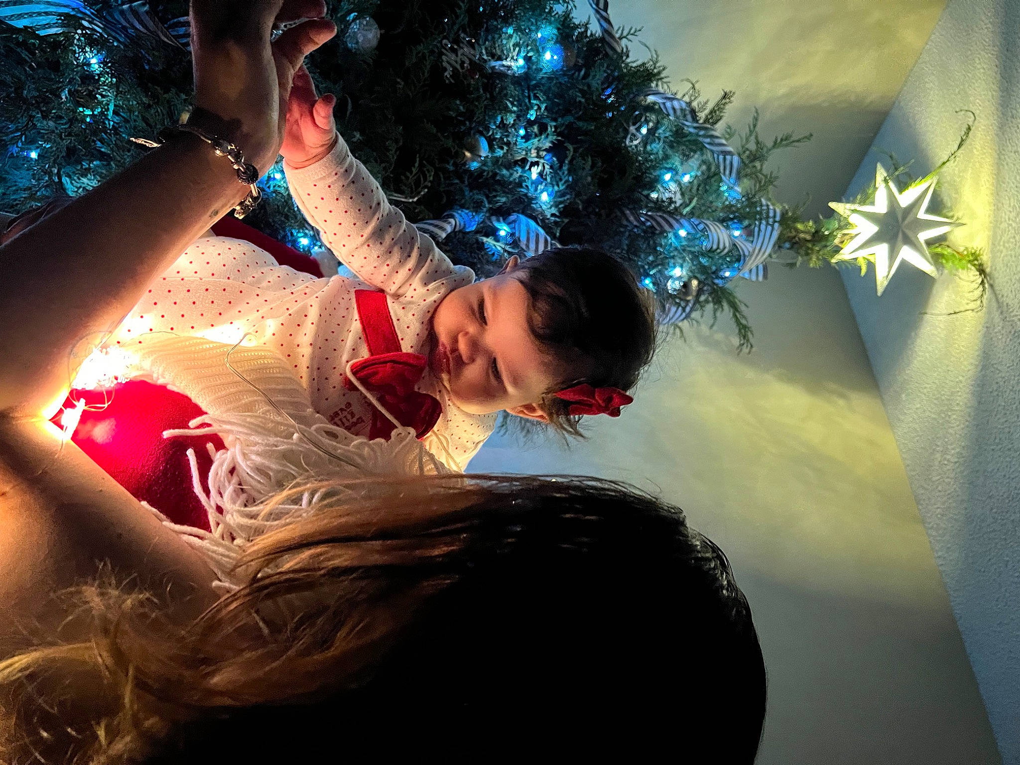 Izabelle is registered to the contest to win money with this photo: bracelet, christmas, christmas_lights, christmas_ornament, cool, electric_blue, event, eyewear, fashion, fashion_accessory, flash_photography, fun, gesture, happy, holiday, jewellery, leisure, lens_flare, night, person