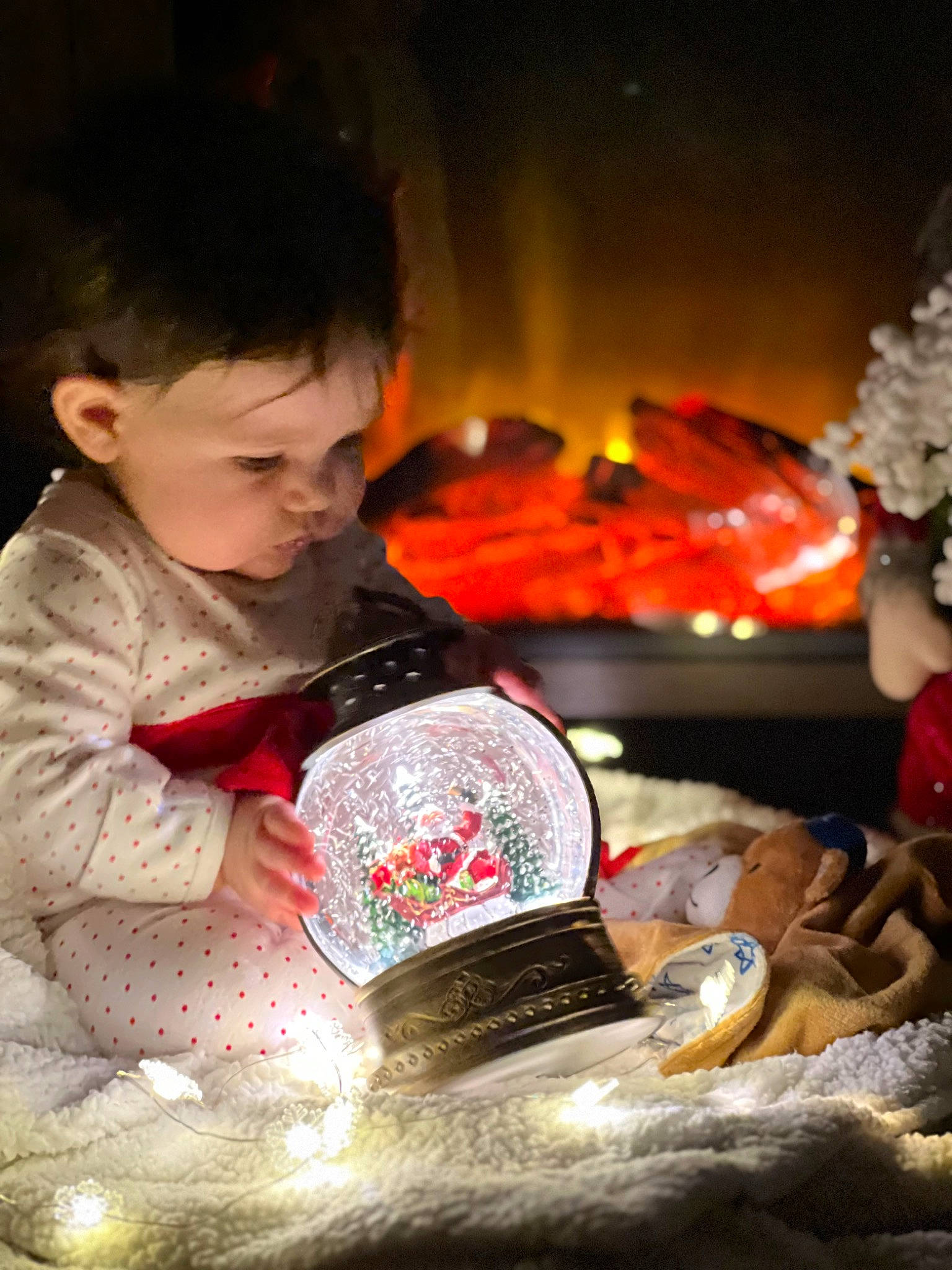 Izabelle is registered to the contest to win money with this photo: christmas, drinkware, event, flower_arranging, fun, happy, person, serveware, sitting, sweetness, temple, toddler, tradition